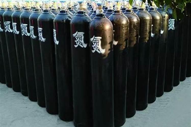 空气中有制造氮肥的原料: