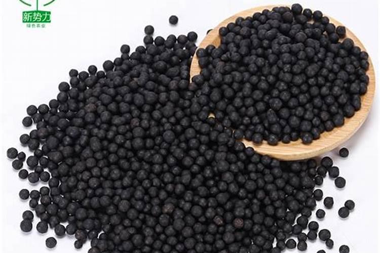 复合肥黑色的好还是白色的好