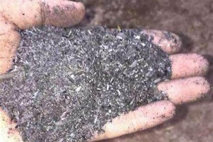 一斤草木灰顶多少钾肥