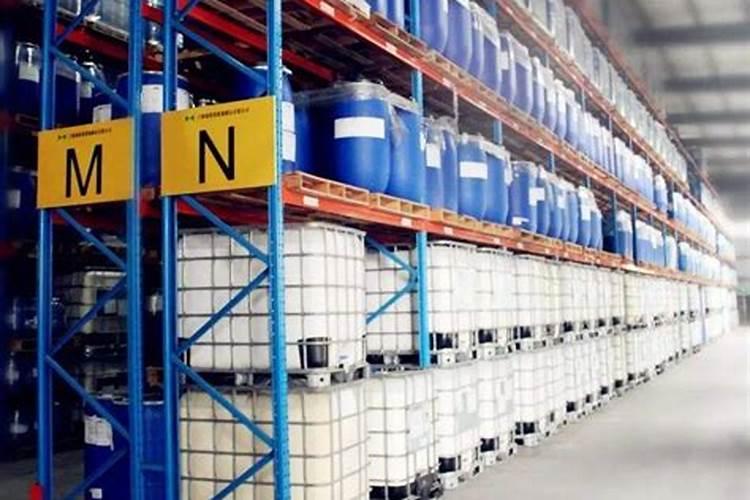 大棚草莓叶子出现边缘糊了要打什么药