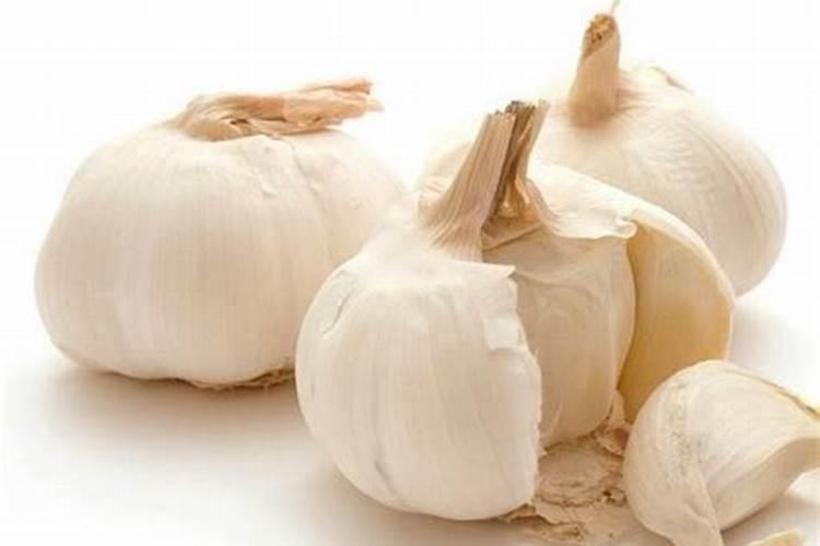 大蒜追肥硝酸铵钙好,还是黄腐酸尿素好？