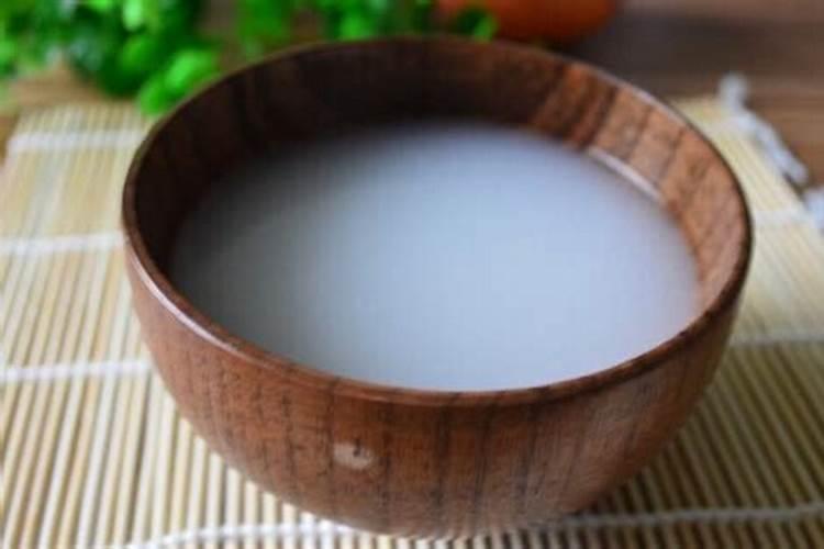 给花浇淘米水等于是施氮肥吗？