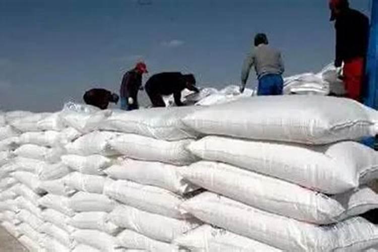 给杨柳树施肥是氯化钾好还是硫酸钾好？