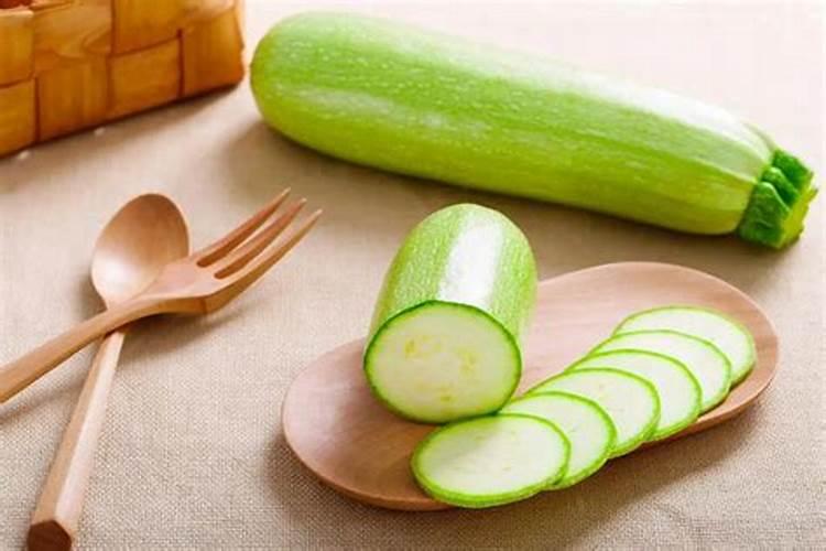 盆栽百合花的叶子可以喷水吗