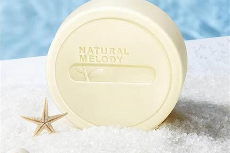 农村有些人种韭菜的时候,喜欢撒草木灰,草木灰对其有什么好处？