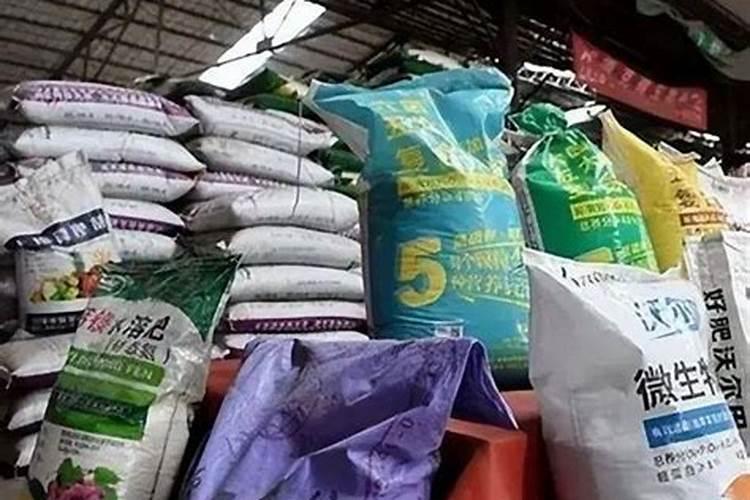 奥绿复合肥泡水里面三天了不会化、是不是假的、养花的肥料