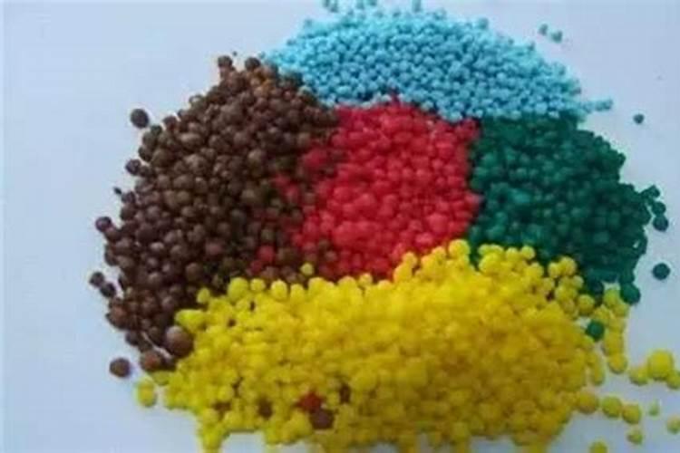 肥料施在地里不溶解,究竟是地的原因还是肥料的