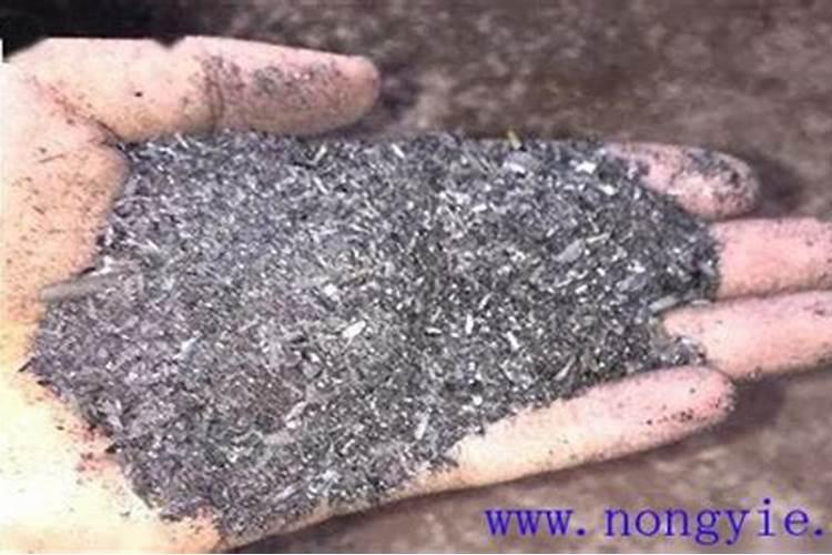 收割韭菜之后都会撒一层草木灰,要是撒上磷肥会不会起到一样效果？