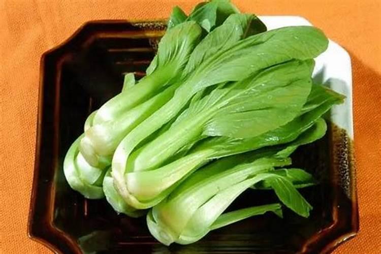 小雨可以撒施冲施肥吗？